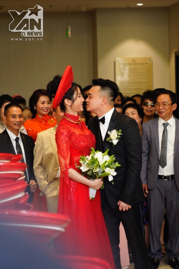 Diệp Lâm Anh diện áo dài đỏ rực, hôn chồng đại gia đắm đuối trong lễ đón dâu - Tin sao Viet - Tin tuc sao Viet - Scandal sao Viet - Tin tuc cua Sao - Tin cua Sao