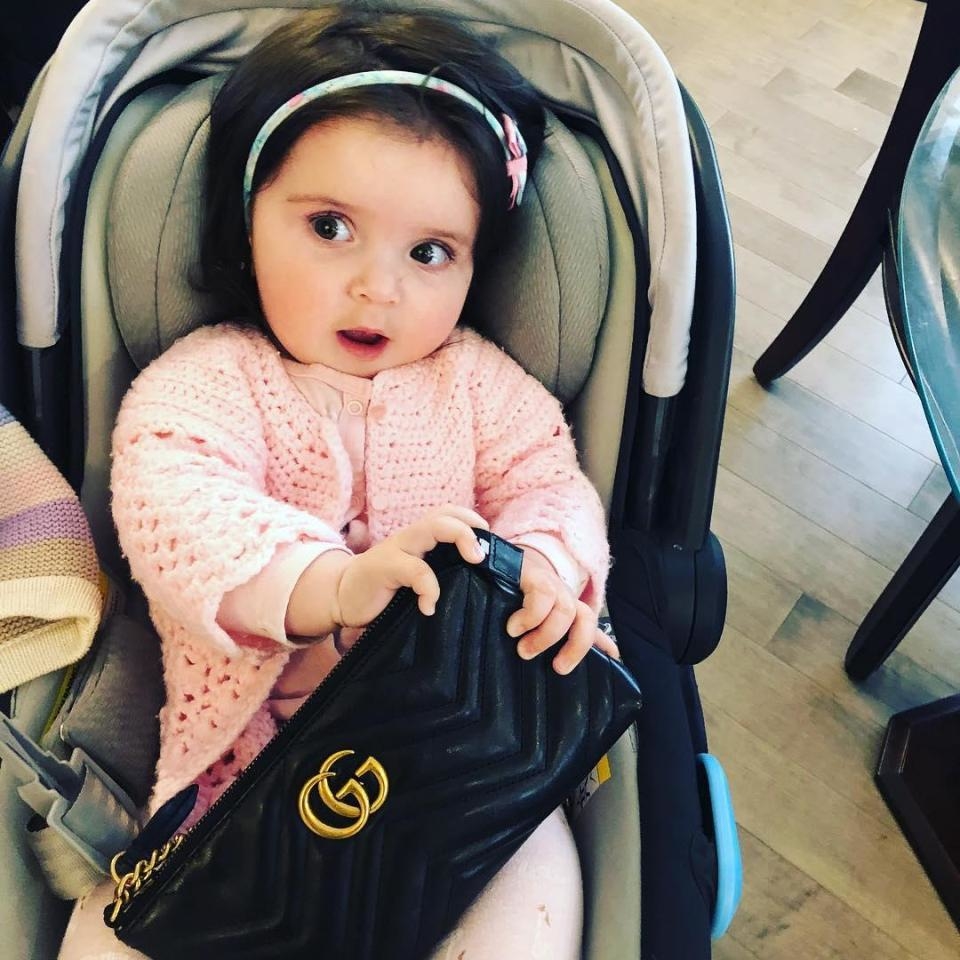 
Bức ảnh cho thấy rằng việc sở hữu một chiếc túi Gucci sẽ chẳng phân biệt tuổi tác gì hết, cứ nhìn cô bé này mà xem.