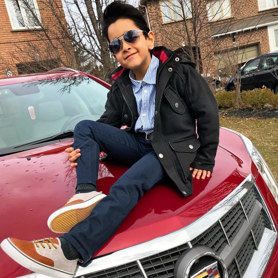 
Cậu bé mới chỉ 6 tuổi thôi nhưng đã có được hàng trăm ngàn lượt theo dõi trên Instagram vì những bộ quần áo hàng hiệu và những bức hình được chụp bên chiếc xe Cadillac sang trọng