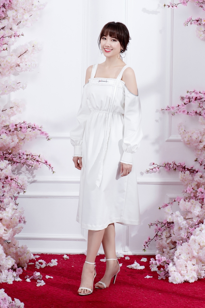 
Chiếc váy trắng tinh khôi của mỹ nhân với phần khoét vai lạ mắt, được viền chỉ đen nổi bật cùng phần bo eo vừa hiện đại lại vừa cổ điển.