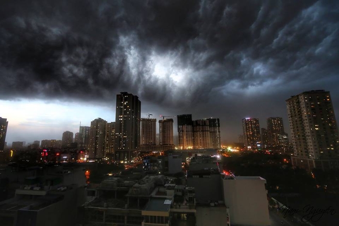 Hình ảnh đám mây “vũ bão” kéo đến Hà Nội khiến cộng đồng mạng sững sờ
