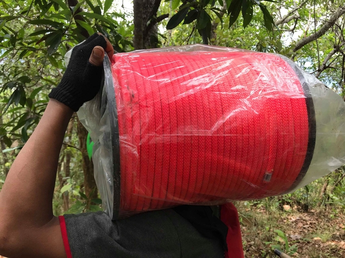 
Những cuộn dây chuyên dụng cùng hành lý được các thành viên của nhóm cứu hộ vác nặng trên vai, băng nhiều km đường rừng để đến thác Lao Phào.