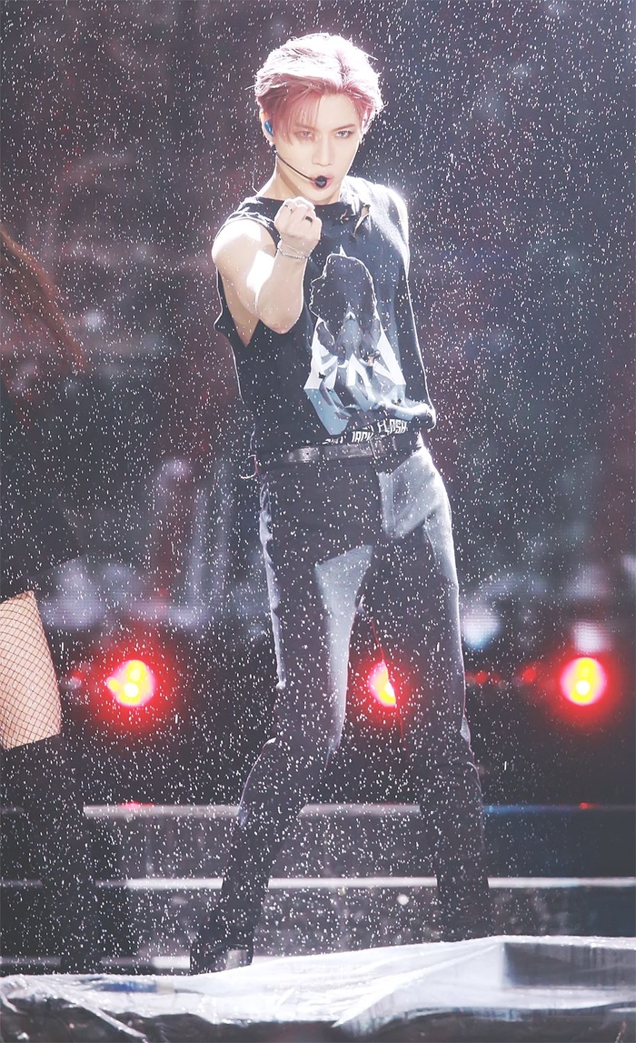 Taemin (SHINee) khiến fan gục ngã vì loạt ảnh trình diễn dưới mưa đầy ấn tượng