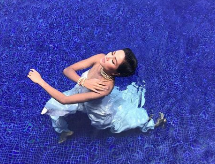
Đây không phải lần đầu Hoa hậu H'Hen Niê tạo dáng táo bạo ở bể bơi. 