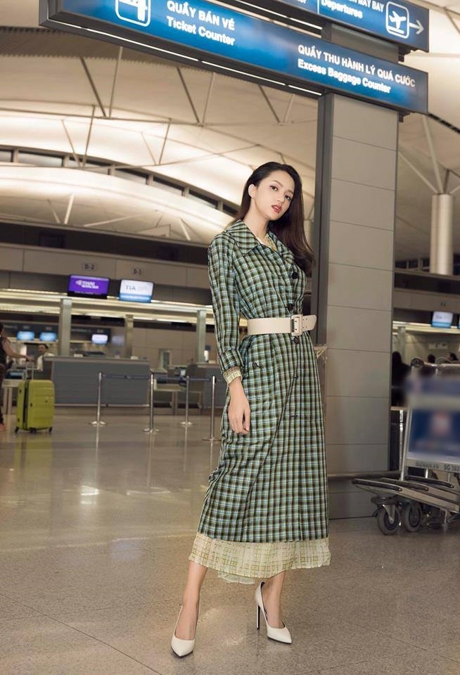 
Hương Giang chọn thêm chiếc thắt lưng bản to làm điểm nhấn cho set trang phục. Vòng eo 56cm của Hoa hậu vì thế lộ rõ hẳn ra. 