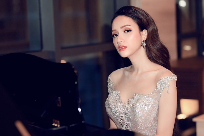 Cuộc đời chông chênh đến bất ngờ giữa Hoa hậu chuyển giới Giọng hát Việt và Hương Giang