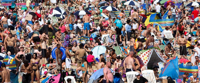 
Vào những ngày nóng nực, bãi biển như ở Bournemouth chật kín người.