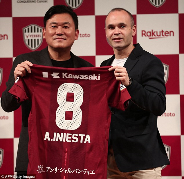 
Tại Vissel Kobe, Iniesta vẫn mang chiếc áo số 8 quen thuộc.