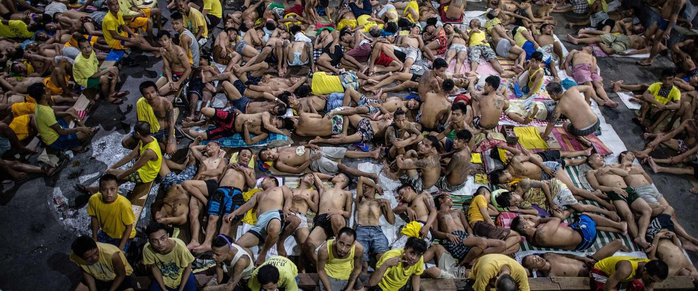 
Các tù nhân ở nhà tù thành phố Quezon (Manila, Philippines) đang chen chúc nhau ngủ trên một sân bóng rổ. Nhà tù này được xây từ 60 năm trước, chỉ chứa được 800 người nhưng hiện có tới gần 4.000 phạm nhân.​