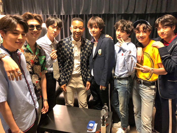 
Các chàng trai nhà Bighit cũng có dịp gặp gỡ những nghệ sĩ hàng đầu thế giới như John Legend. Và họ cũng có những khoảnh khắc chụp ảnh vô cùng thân mật bên nhau được John Legend chia sẻ trên trang Twitter của mình.