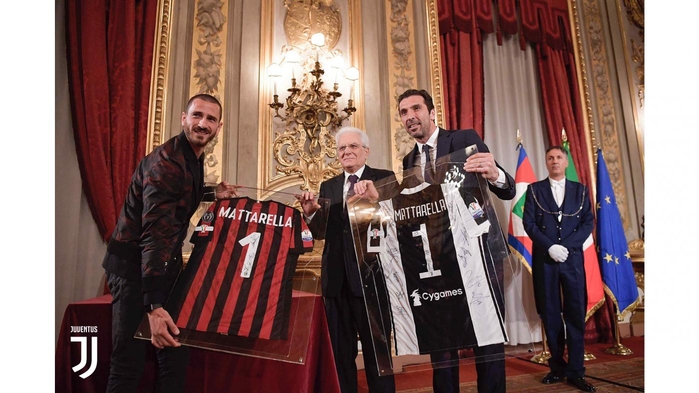 
2 đội trưởng gởi đến tổng thống áo thi đấu của hai đội cùng chữ ký của các cầu thủ, đây là món quà đặc biệt mà tập thể AC Milan và Juventus gởi đến ông Sergio Mattarella trong lần gặp gỡ.