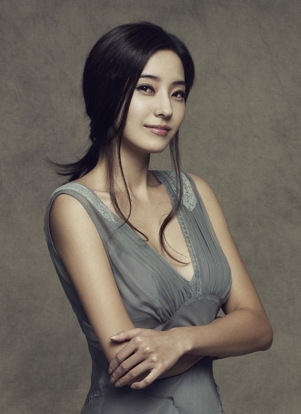 Yan - Go Hyun Jung xinh đẹp, trẻ trung như cô nàng độ tuổi đôi mươi.