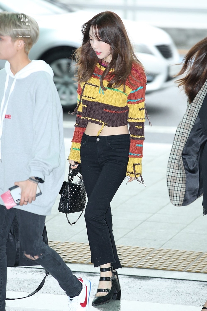 
Chiếc áo lại vô tình được Taeyeon diện trong chuyến bay đến Dubai dự SM concert.