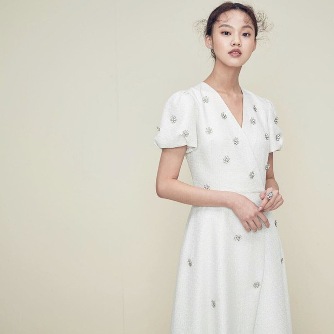 
Còn Song Hyo Kye lại mặc thiết kế này trong trong gam màu trắng để thực hiện bộ ảnh trong ngày cưới.