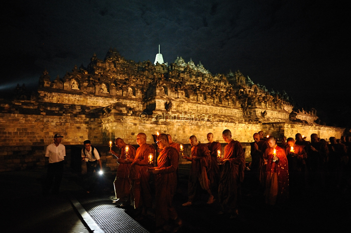 
Các nhà sư cùng người dân tổ chức lễ rước đèn xung quanh ngôi đền kỳ quan