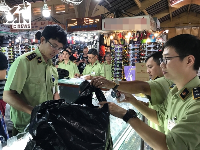 Khách nước ngoài sững sờ vì thấy nhiều gian hàng tại chợ Bến Thành bị tịch thu đồ không rõ nguồn gốc