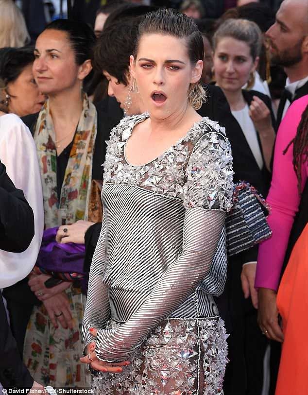 
Kristen Stewart tỏ ra khá mệt mỏi khi tham gia sự kiện.