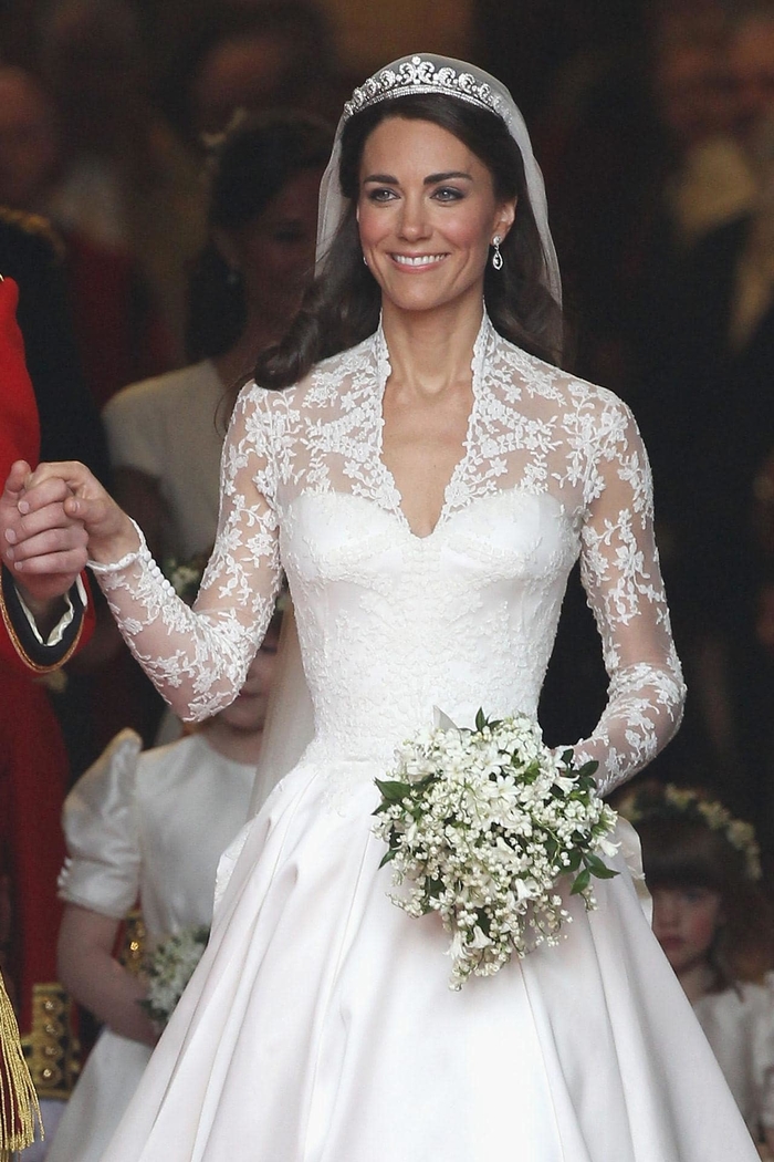 
Khác xa về độ nhã nhặn với chiếc váy cưới của chị dâu  Kate Middleton mặc trước đó có giá khoảng 434.000 USD, khoảng gần 10 tỷ đồng, nhưng Meghan vẫn trộng lộng lẫy và thần thái không kém.
