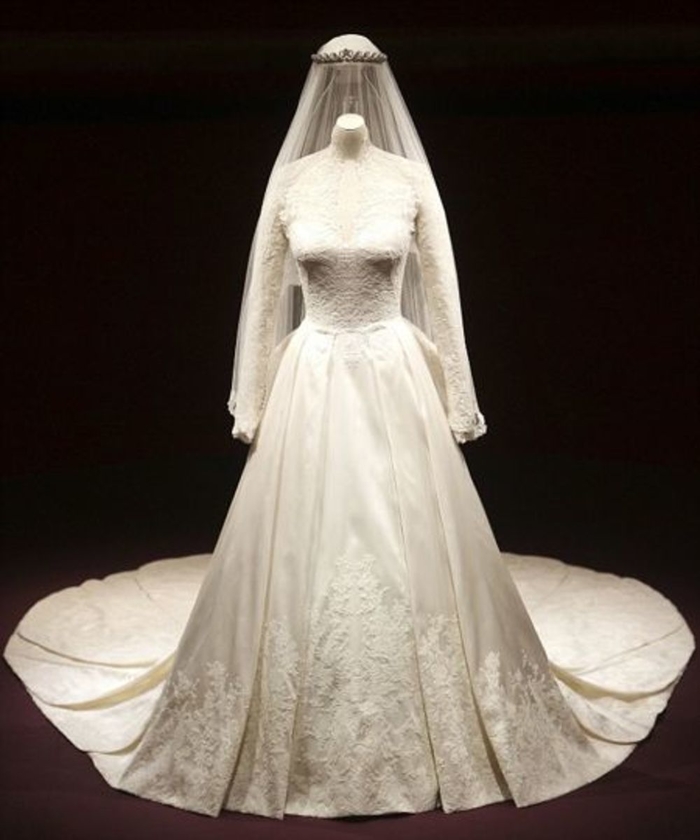 Trước giờ cử hành hôn lễ, lộ diện chiếc váy cưới xa hoa, đắt đỏ của vợ hoàng tử Anh