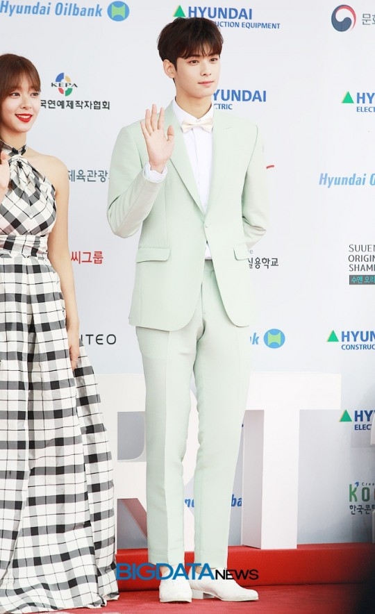 
Cha Eun Woo chọn cho mình bộ vest màu xanh ngọc pastel khiến anh chàng không khác gì một hoàng tử bước ra từ truyện tranh.