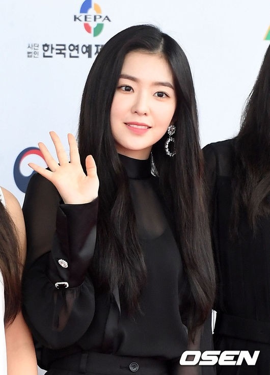 
Irene chọn hẳn một cây đen như hai thành viên Seulgi, Wendy.