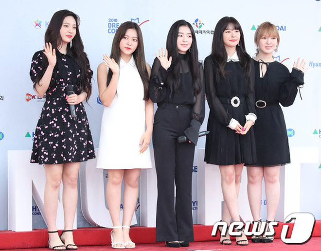 
Red Velvet xuất hiện trong sự chờ đón của các fan. Thế nhưng các cô nàng lại chọn những bộ trang phục khá tốt màu khiến mình trông không nổi bật như những lần xuất hiện lộng lẫy trên thảm đỏ của các sự kiện khác.