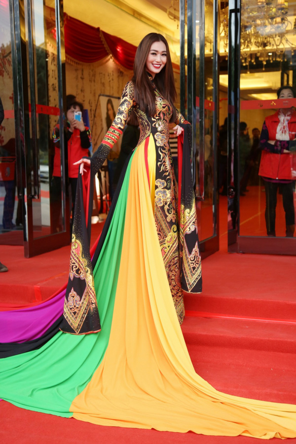 
Khánh My diện áo dài lộng lẫy trên thảm đỏ ra mắt phim ở Thượng Hải.