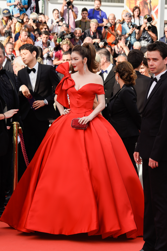 
Đầm dạ hội của nhà thiết kế Đỗ Long lấy cảm hứng từ hình ảnh Cinderella giúp Lý Nhã Kỳ nổi bật trên nền Red Carpet tựa nàng công chúa bước ra từ truyện cổ tích.
