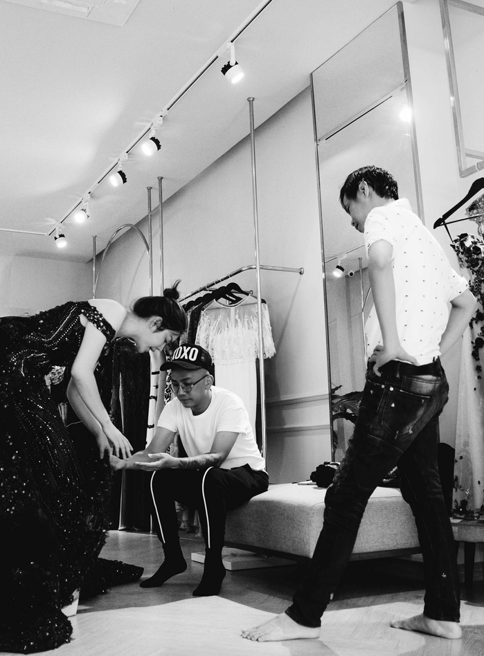 
Lý Nhã Kỳ đến thử trang phục tại showroom của NTK Hoàng Hải trước thềm Cannes 2018. Luôn sát cánh cùng Lý Nhã Kỳ là chuyên viên trang điểm kiêm stylist Minh Lộc (giữa).