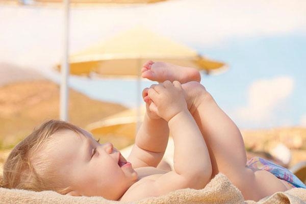 
Lưu ý về thời gian tắm nắng cũng là để bảo vệ làn da của trẻ