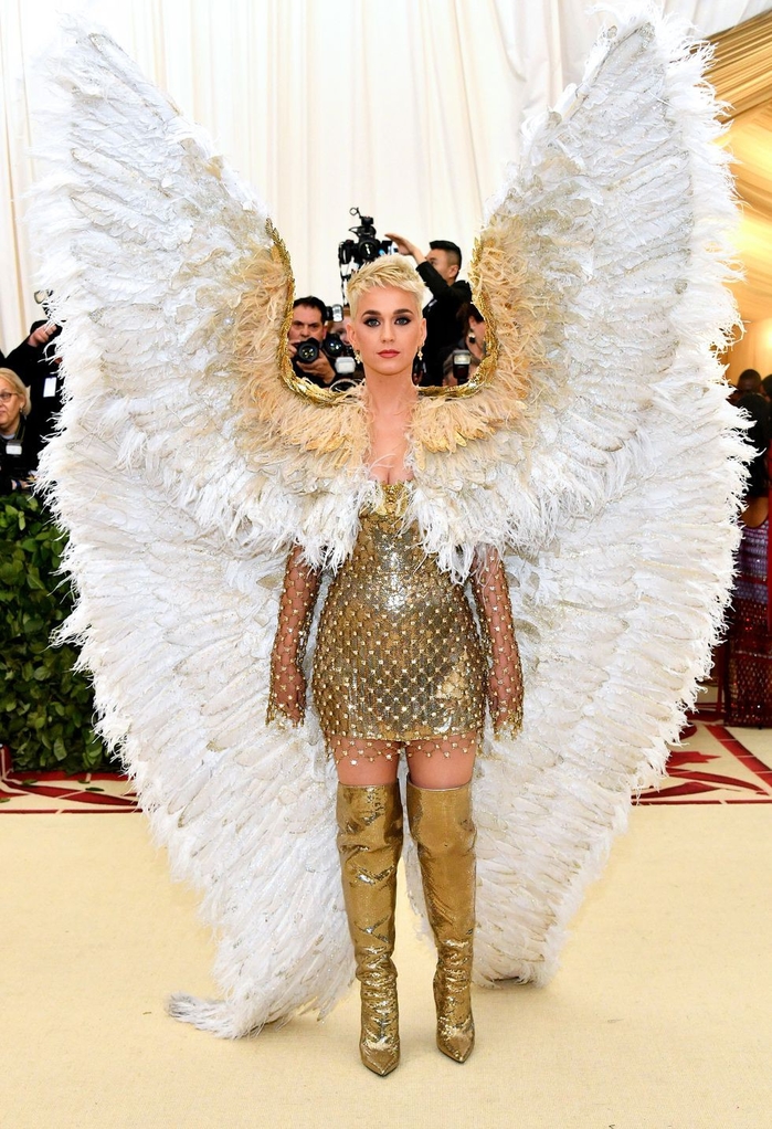 
Diện thiết kế đầm metallic ánh kim, Katy Perry càng nổi bật hơn với điểm nhấn là đôi cánh thiên thần hoành tráng khá giống các thiên thần Victoria's Secret.