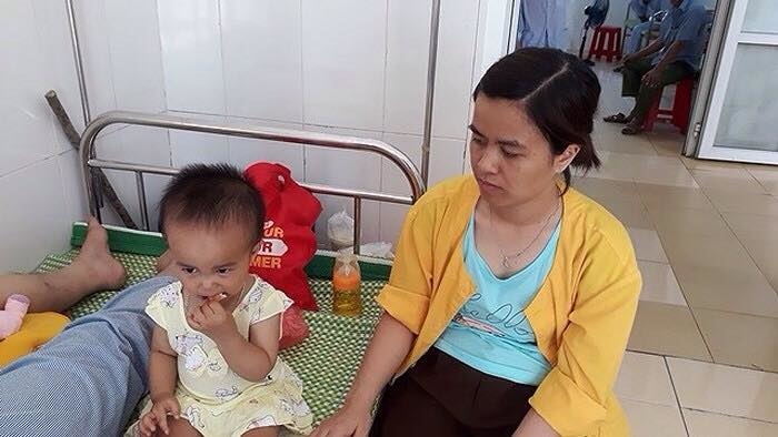 
Cả gia đình chị Lưu Thị Mùi may mắn vẫn an toàn sau khi tàu lật.