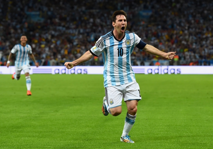 
Đến với World Cup 2018 hè này, Lionel Messi sẽ tiếp tục sắm vai đầu tàu lèo lái con thuyền Argentina đi đến vinh quang. Trong suốt sự nghiệp thi đấu đỉnh cao, Messi vẫn còn thiếu chiếc cúp vàng World Cup để trở nên vĩ đại. Chính vì thế, kì World Cup lần này sẽ rất đáng xem với riêng cá nhân Messi lẫn ĐT Argentina.