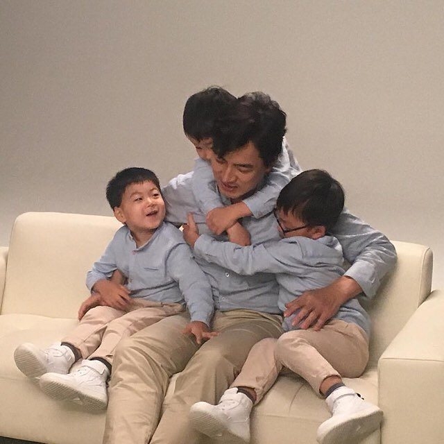 
Bố Song II Kook và ba cậu con trai đáng yêu.