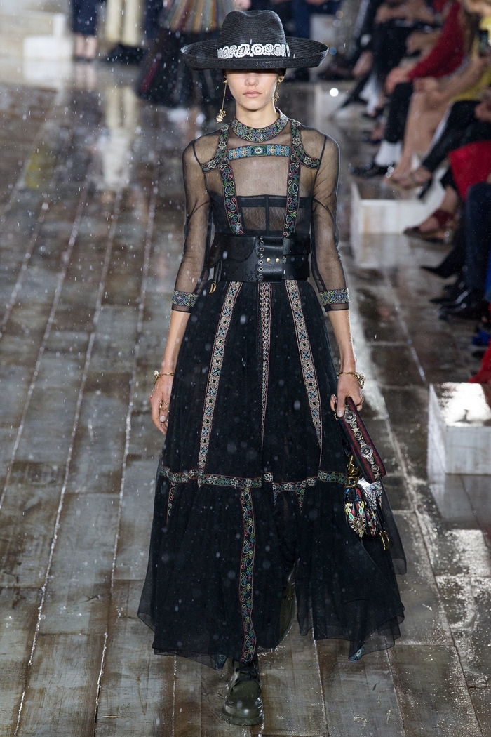 Show thời trang Dior: Ngựa diễu hành, người mẫu sải bước dưới cơn mưa phùn ấn tượng