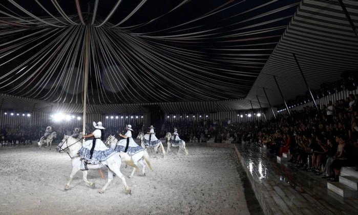 
Mở màn cho show Dior Cruise 2019 chính là phần "chào sân" của những chú ngựa đã được huấn luyện rất chuyên nghiệp, chính điều này lại càng làm cho show diễn thêm phần độc đáo.