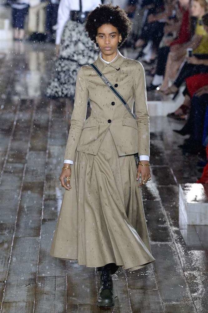 Show thời trang Dior: Ngựa diễu hành, người mẫu sải bước dưới cơn mưa phùn ấn tượng