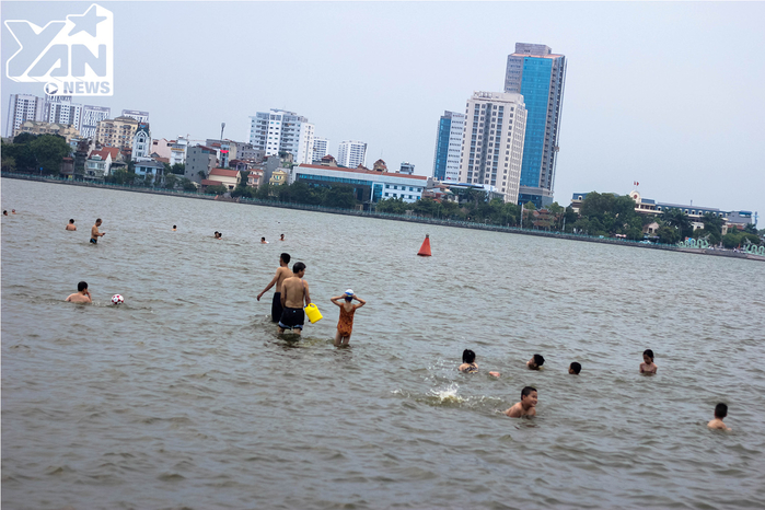 
Hà Nội đang bắt đầu vào hè, nhưng cái nóng 36-38 độ C khiến người dân Thủ đô bắt buộc phải tìm nơi để giải nhiệt. Hồ Tây (quận Tây Hồ) được lựa chọn làm hồ bơi công cộng cho mọi người dân lân cận khu vực này.
