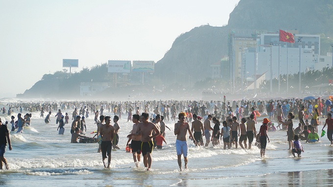 
Người dân đổ ra quá đông khiến bãi biển dài hơn 5km rơi vào tình trạng dày đặc du khách.​Ảnh: VnExpress