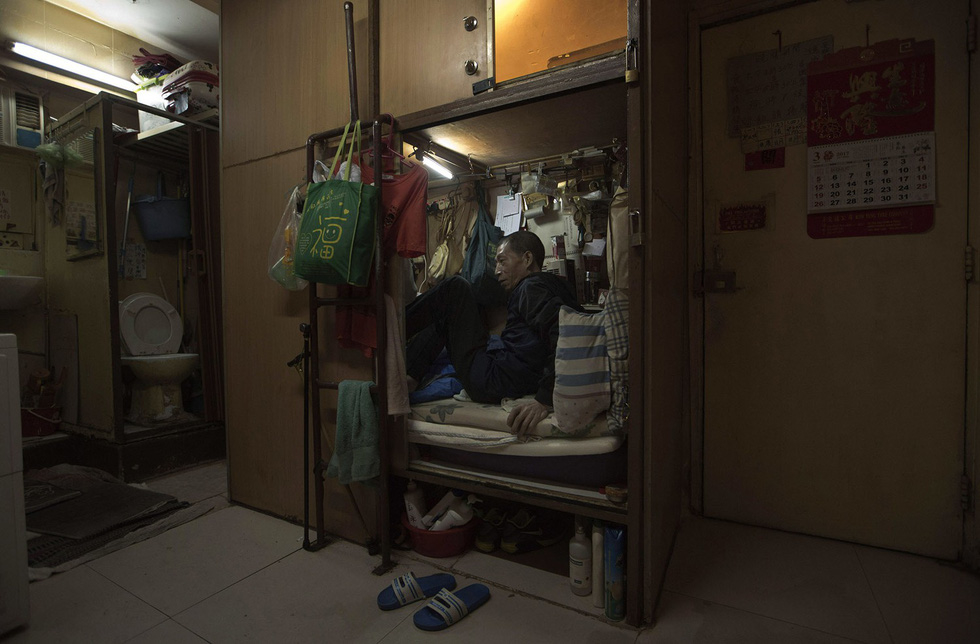 Người đàn ông 63 tuổi này đã phải trả 2.400 đô la Hong Kong (khoảng 9,5 triệu đồng) để được ở trong cái góc sát nhà vệ sinh, được dựng lên bởi 4 tấm ván ép từ gỗ vụn này.