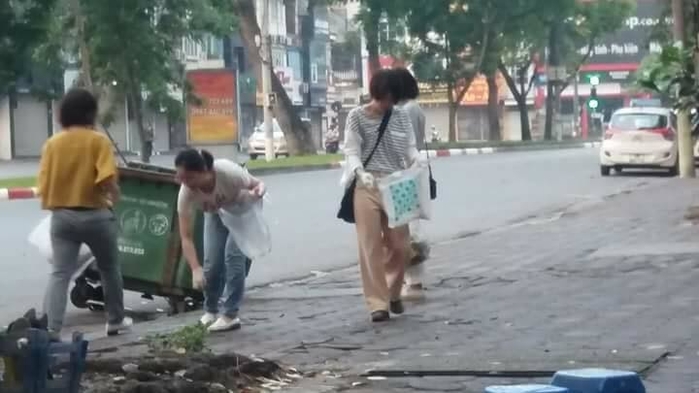 
Một nhóm người Nhật cầm những chiếc túi nilong không ngần ngại nhặt sạch rác trên đường phố. Ảnh: KSC