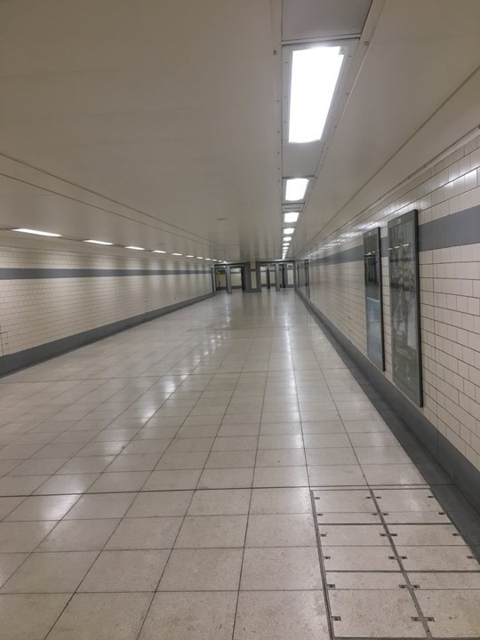 
Đây giống như một poster phim kinh dị với tựa đề : "Tàu điện ngầm lúc nửa đêm".