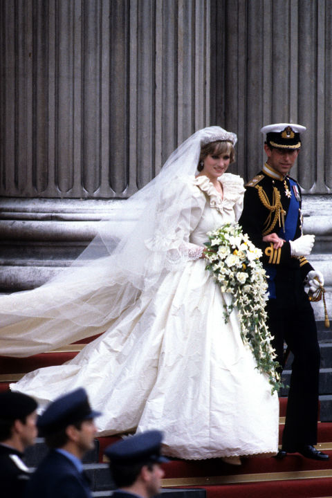 
Một trong những thiết kế váy cưới mang tính biểu tượng của Hoàng gia Anh được Công nương Diana diện trong lễ cưới cùng Hoàng tử Charles xứ Wales (1981). Váy cưới được hãng thời trang Emanuels thiết kế có đuôi váy dài 7,6 mét bằng lụa taffeta và được đính tới 10.000 hạt ngọc nhỏ. Đặc biệt, một chiếc móng ngựa nhỏ bằng vàng nạm kim cương được đính vào váy để lấy may mắn.