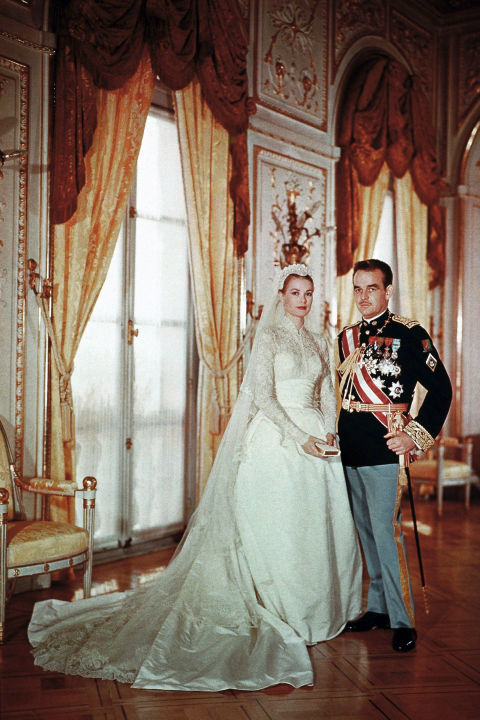 
Grace Kelly trở thành công nương của Monaco khi kết hôn với Hoàng tử Rainier III (năm 1956). Chiếc váy cưới do Helen Rose thiết kế cùng 30 thợ may làm việc trong 6 tuần lễ. Đây là một trong những chiếc váy cưới huyền thoại được làm từ ngọc trai, lụa tơ tằm, tuyn, ren. 