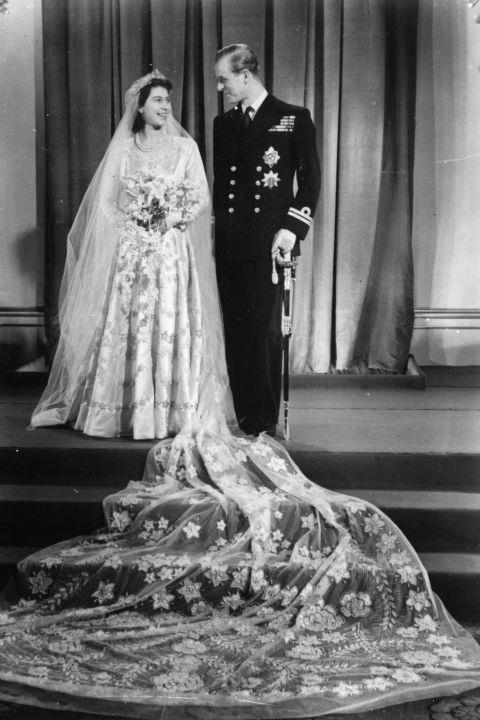 
Công nương Elizabeth kết hôn cùng Hoàng tử Mountbatten (1947) tại cung điện Westminister Abbey London. Bộ váy cưới của Công nương được thiết kế lộng lẫy với satin trắng ngà điểm xuyết ngọc trai và hoa văn thêu ren tinh xảo được thêu tay bằng sợi chỉ tơ ánh bạc.