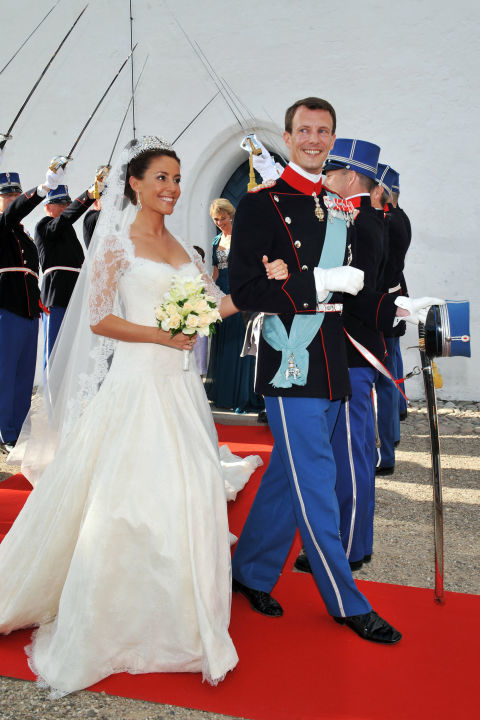 
Váy cưới với tay ren cầu kỳ, phần thân xòe rộng kèm đuôi dài luôn mang lại vẻ đẹp lộng lẫy, vương giả cho công nương Marie Cavallier kết hôn cùng hoàng tử Joachim của Đan Mạch vào năm 2008.