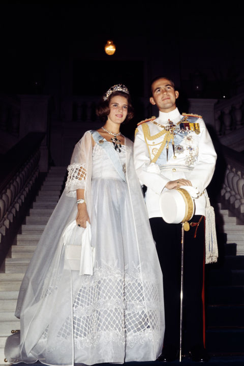 
Công chúa Anne Marie của Đan Mạch và Vua Constantine II của Hy Lạp (1964). Chiếc áo cưới của công chúa được thiết kế đơn giản nhưng vẫn mang nét hoàng tộc. Chi tiết áo không cầu kỳ làm nổi bật phần eo và chiều dài ống tay hoàn hảo. Chiếc áo này đáp ứng được mục đích thiết kế với ý nghĩa toàn cầu và vô hạn.