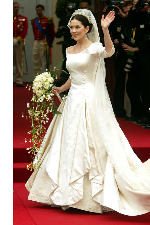 Những chiếc váy cưới Hoàng gia thay đổi thế nào theo thời gian?