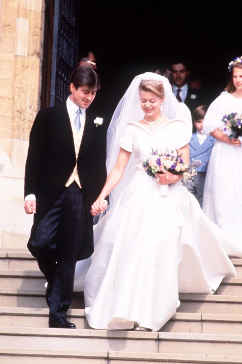 
Tim Taylor và Phu nhân Helen xứ Windsor (1992) trong chiếc váy thể hiện sự sáng tạo đặc biệt của Elie Saab. Thân trên của chiếc váy được thiết kế như một chiếc áo cách điệu với chất liệu phi bóng cổ điển. 