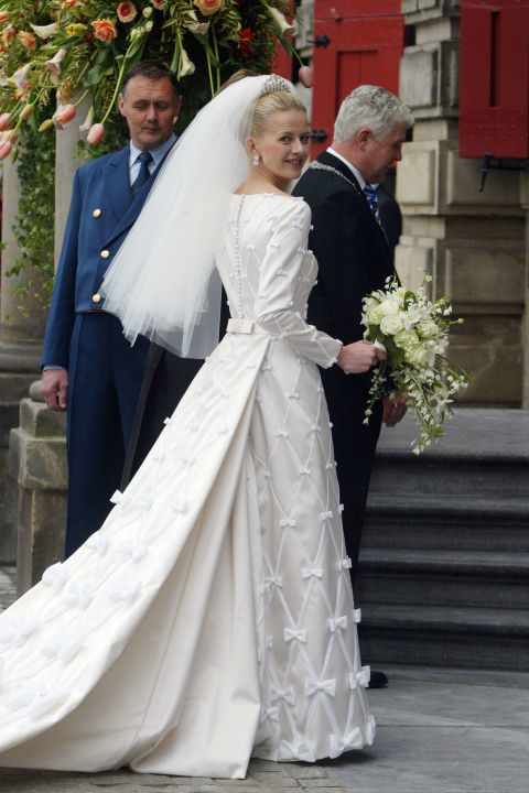 
Hoàng tử Johan Frisco và Công nương Mabel Wisse Smit của Na Uy (2004). Hình ảnh của công nương trong lễ cưới vô cùng duyên dáng với thiết kế váy trắng tinh khôi, điểm xuyết chi tiết thắt nơ xinh xắn. 